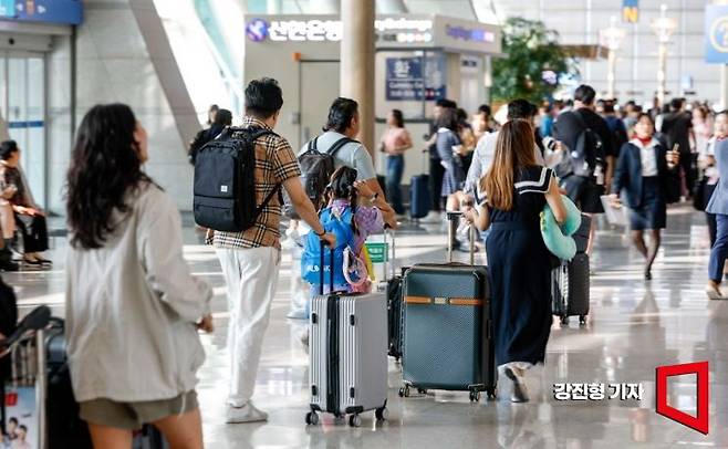 인천국제공항 제1여객터미널을 찾은 해외여행객들이 출국장으로 이동하고 있다. 사진=강진형 기자aymsdream@