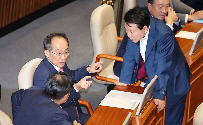 국민의힘 추경호 원내대표가 3일 오후 서울 여의도 국회 본회의장에서 열린 경제 분야 대정부질문에 참석해 동료 의원과 대화하고 있다. /연합뉴스