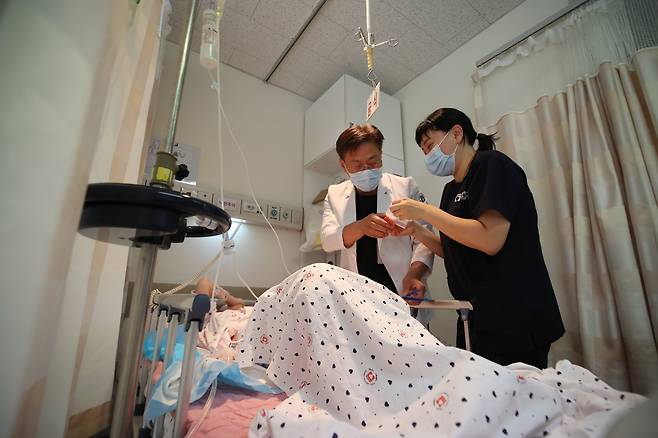 3일 오후 서울 양천구 서남병원에서 조영규 본부장과 간호사가 환자를 돌보고 있다. /장련성 기자