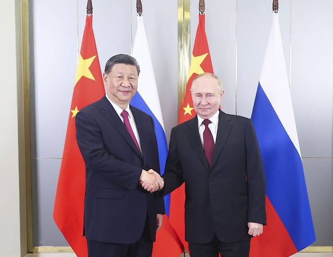 3일, 시진핑(왼쪽) 중국 국가주석과 블라디미르 푸틴 러시아 대통령이 카자흐스탄에서 만났다. 양국 정상의 재회는 약 한달 반만이다./연합뉴스