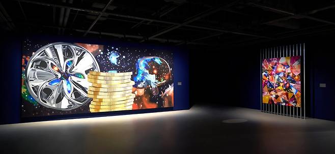 제임스 로젠퀴스트의 작품 ‘우주를 응시하는 부유한 사람’(2011년·왼쪽)과 ‘본질적 존재’(2015년). 오른쪽 작품은 작가가 
말년에 일본인 교수로부터 이야기를 듣고 관심을 갖게 된 ‘다중 우주’를 다루고 있다. 세화미술관 제공
