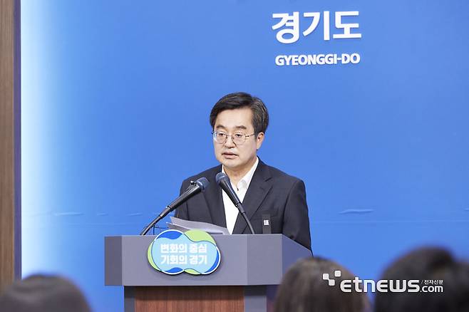 김동연 경기지사가 3일 오전 도청 브리핑룸에서 화성 리튬 배터리 화재 사고 대책 발표 기자회견을 하고 있다.