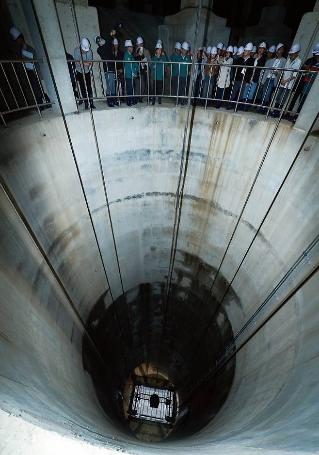 한화진 환경부 장관과 관계자들이 5월 10일 서울 양천구 ‘신월 빗물저류배수시설’을 방문해 시설을 살펴보고 있다. 사진 뉴시스