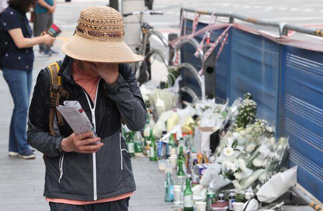4일 서울 시청역 인근 역주행 돌진사고 현장에서 한 시민이 희생자들에 대한 추모를 마친 뒤 눈물을 닦으며 길을 지나가고 있다. 연합뉴스