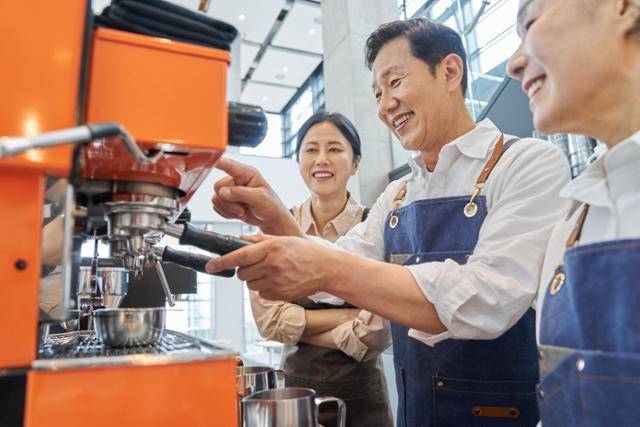 고령의 종업원들이 카페에서 커피를 내리고 있다. 게티이미지뱅크