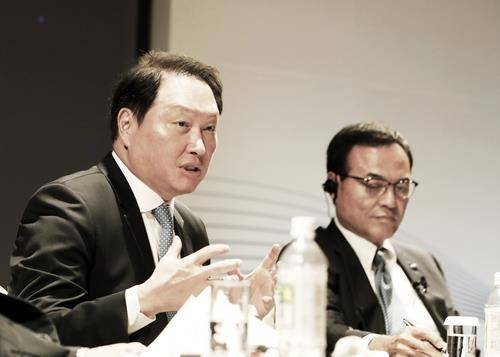 최태원(왼쪽) SK그룹 회장이 5월 23일 도쿄 제국호텔에서 열린 닛케이 포럼에서 니나미 다케시 산토리홀딩스 사장과 대담하고 있다. 도쿄=연합뉴스