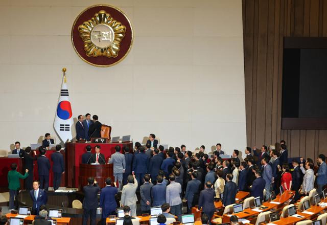 4일 오후 국회에서 열린 본회의에서 우원식 국회의장이 국민의힘 곽규택 의원에게 무제한토론을 종료할 것을 요청하자, 추경호 국민의힘 원내대표를 비롯한 의원들이 항의하고 있다. 연합뉴스