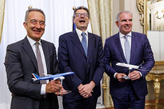 유럽연합(EU) 집행위원회가 독일 항공그룹 루프트한자의 이탈리아 국영 항공사 이타(ITA) 인수를 조건부 승인한 가운데 3일 로마에서 루프트한자-ITA 인수합병 발표 기자회견을 마친 안토티노 투리키 ITA 회장(왼쪽), 잔카를로 조르제티 이탈리아 경제재정부 장관(가운데), 카르스텐 슈포어 루프트한자 CEO가 항공기 모형을 들고 포즈를 취하고 있다. 로마=AP 연합뉴스