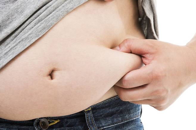 골반 전방 경사가 있거나 배에 힘을 뺀 채 앉아 있으면 아랫배가 나올 수 있다./사진=게티이미지뱅크