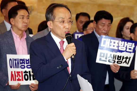 추경호 국민의힘 원내대표가 4일 오후 서울 여의도 국회 로텐더홀에서 열린 '국회의장 및 사법테러 규탄대회' 에서 국회 개원식 불참을 선언하고 있다. 국민의힘 의원들은 본회의에서 '채해병 특검법' 관련 필리버스터(무제한 토론)가 중단되자 국민의힘 항의하며 본회의장을 나왔다. [사진=뉴시스]