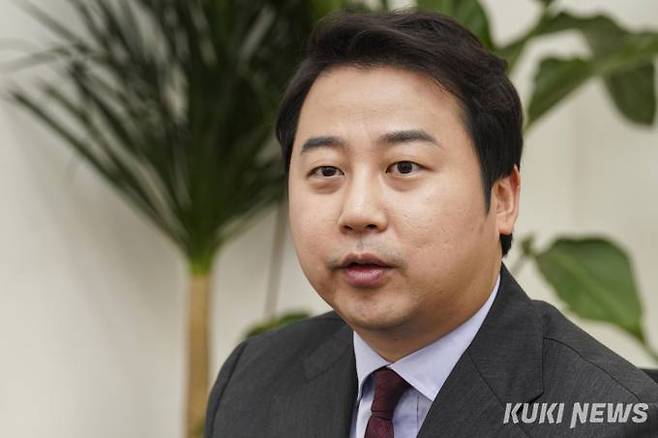 장예찬 전 국민의힘 청년최고위원이 지난해 10월 쿠키뉴스와 인터뷰에서 당내 상황을 설명하고 있다. 쿠키뉴스 자료사진