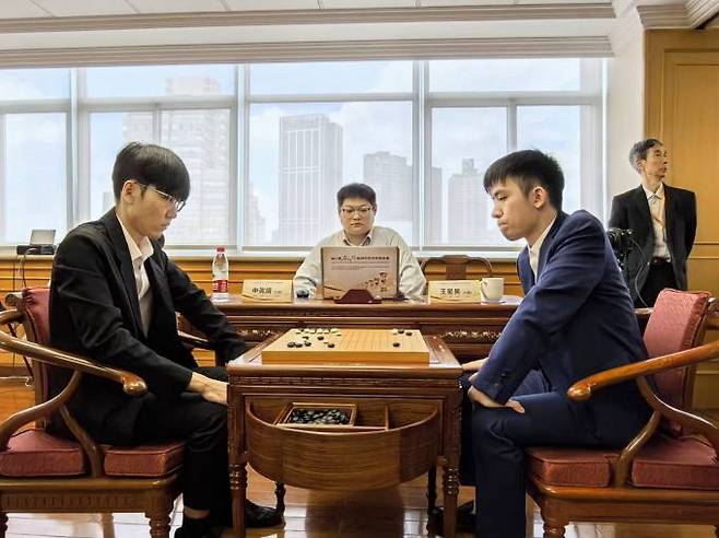 응씨배 디펜딩 챔피언 신진서 9단(왼쪽)이 16강에서 탈락했다. 한국기원