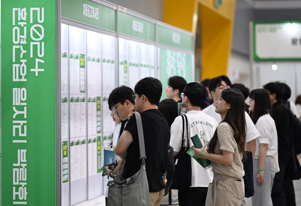 3일 서울 양재동 aT센터에서 열린 ‘2024 환경산업 일자리 박람회’를 찾은 구직자들이 채용 공고 게시판을 살펴보고 있다. 이한형 기자