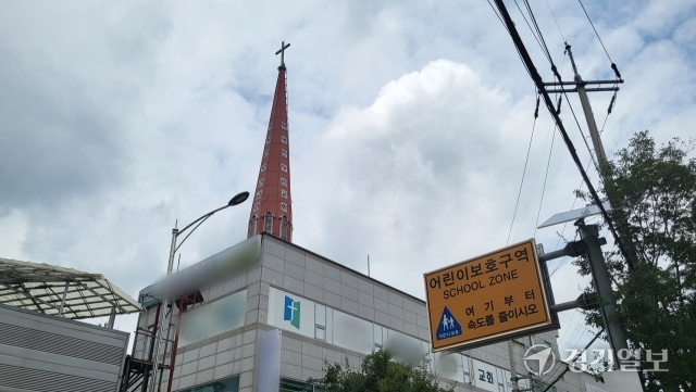 3일 오전 화성시 송산동의 한 교회 첨탑이 어린이보호구역에 있다. 김태우 수습기자