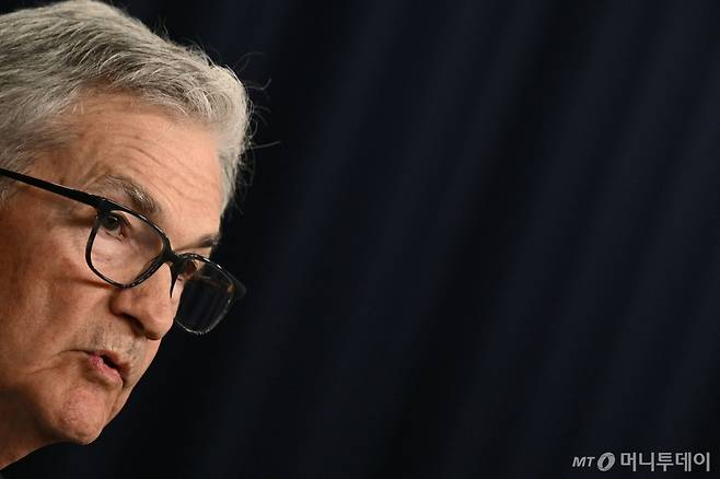 (워싱턴 AFP=뉴스1) 우동명 기자 = 제롬 파월 미국 연방준비제도(연준) 의장이 12일 (현지시간) 워싱턴 연준 청사에서 기준 금리를 동결한 FOMC 회의를 마친 뒤 기자회견을 갖고 “인플레이션이 2%로 안정적으로 둔화하고 있다는 확신을 강화하기 위해선 좀 더 좋은 지표가 필요하다”고 밝히고 있다. 2024.06.13  ⓒ AFP=뉴스1  Copyright (C) 뉴스1. All rights reserved. 무단 전재 및 재배포,  AI학습 이용 금지. /사진=(워싱턴 AFP=뉴스1) 우동명 기자