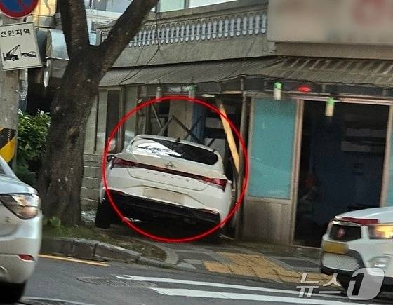 4일 뉴스1에 따르면 제주소방안전본부 등은 전날 오후 6시6분쯤 제주시 삼도일동 전농로에서 20대 관광객이 몰던 승용차(아반떼)가 상가를 들이받았다고 밝혔다./사진=뉴스1