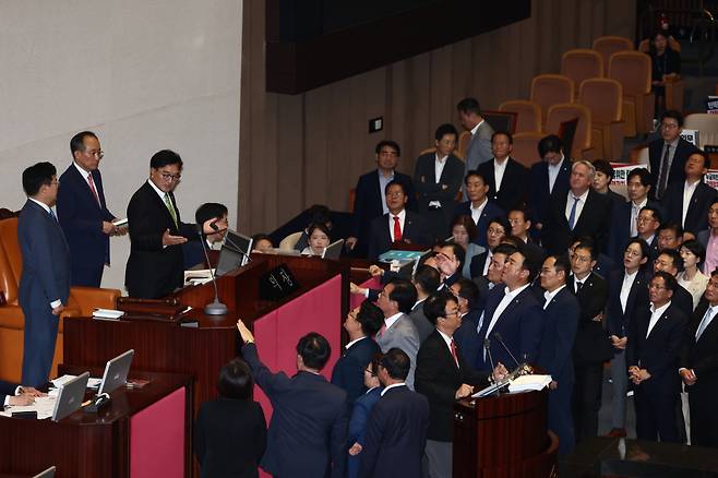 우원식 국회의장이 4일 오후 서울 여의도 국회 본회의장에서 채상병 특검법 법안 처리 저지를 위한 무제한 토론(필리버스터)을 강제 종결하자 국민의힘 의원들이 항의하고 있다. /사진=뉴스1