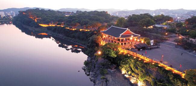 경남 진주의 도심 한복판을 흘러내리는 남강의 물길을 끼고 있는 진주성과 촉석루. 다른 곳으로 대체될 수 없는 진주의 대표적인 경관이다. 도시마다 그 도시를 대표하는 곳이 있다지만, 진주성이야말로 진주의 압도적인 상징이다.