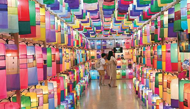 진주남강유등전시관에 설치된 소망등 터널. 전시관에는 대한민국 등(燈)공모대전 역대 수상작 등 볼거리가 많다.