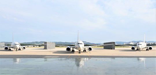 경북 포항 해군항공사령부 활주로에 미국 보잉사에서 도입된 최신예 해상초계기 P-8A 포세이돈 3대가 주기돼 있다. 국방부 제공