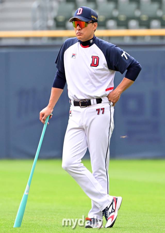 2024년 7월 3일 서울 잠실야구장에서 '2024 신한 SOL Bank KBO리그' 롯데 자이언츠와 두산 베어스의 경기가 열렸다. 두산 이승엽 감독이 생각에 잠겨있다./잠실 = 유진형 기자 zolong@mydaily.co.kr