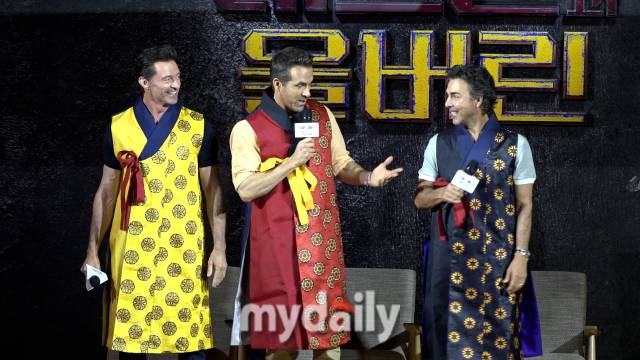 한복 입은 라이언 레이놀즈와 휴 잭맨, 숀 레비 감독 / 마이데일리 DB