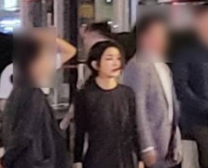 김건희 여사가 3일 밤 늦게 서울 시청역 참사 현장을 찾아 조문했다. 사진은 이를 목격한 시민이 찍어 온라인 커뮤니티에 올린 것.[온라인 커뮤니티]