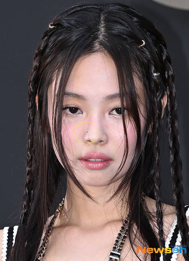 주목받는‘과감한 코 피어싱’