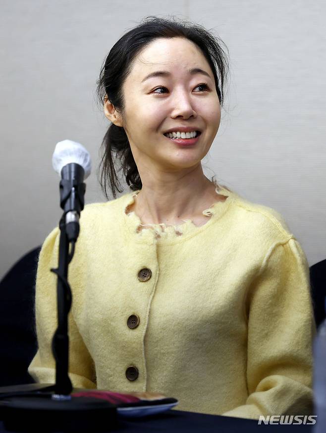 [서울=뉴시스] 김혜진 기자 = 민희진 어도어 대표가 31일 오후 서울 중구 한국프레스센터에서 열린 기자회견에서 어도어 임시주주총회에 대한 입장을 밝히고 있다.앞서 하이브는 민희진 대표가 어도어 경영권을 탈취하려는 계획을 세웠다고 보고 감사에 착수했고 그를 업무상 배임 혐의로 고발했다. 하이브는 이날 임시주주총회를 열어 민희진 대표를 비롯한 민희진 대표의 측근인 이사들을 해임하려했으나 30일 가처분 인용 결정으로 민희진 대표 해임에 대한 의결권을 행사하지 못하게 됐다. 이로써 민희진 대표는 유임이 확정됐고 민희진 대표 측 기존 어도어 이사 2명은 해임되면서 하이브 측 인사인 김주영 CHRO(최고인사책임자), 이재상 CSO(최고전략책임자), 이경준 CFO(최고재무책임자)를 새 사내이사로 선임했다. (공동취재) 2024.05.31. jini@newsis.com