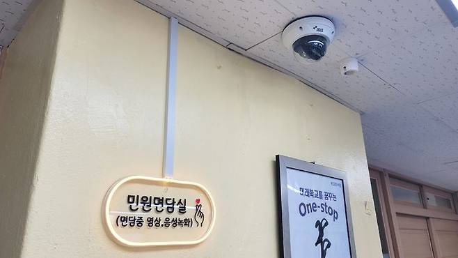 [수원=뉴시스] 박종대 기자 = 경기 수원 서호초등학교 내 민원면담실에 설치돼 있는 1150만 화소의 폐쇄회로(CC)TV 장비. 2024.07.04. pjd@newsis.com *재판매 및 DB 금지