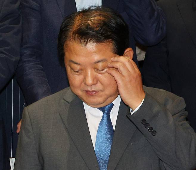 더불어민주당 김병주 의원이 2일 저녁 국회에서 열린 의원총회를 마치고 나와 머리를 긁적이고 있다. 연합뉴스