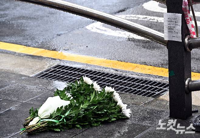 서울시청 인근 교차로 사고현장에 희생자를 추모하는 조화가 놓여 있다. 황진환 기자