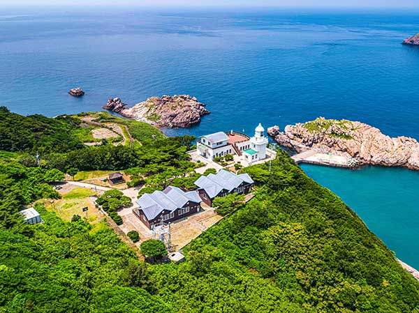 사진 가운데 홍도등대가 보인다. 일제 때 세워진 이 등대는 목포항과 서해안의 남북항로를 오가는 배들의 길잡이를 해왔다. 서해 최고의 노을을 볼 수 있는 곳이기도 하다.