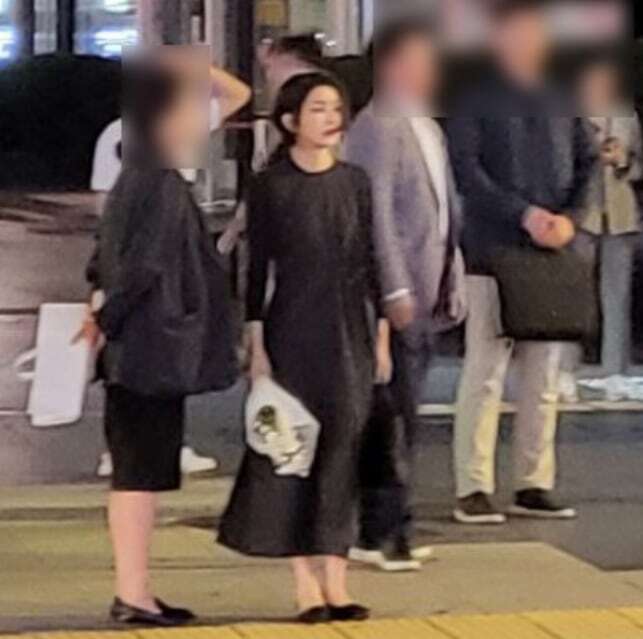 김건희 여사가 3일 저녁 서울 시청역 역주행 사고 현장에 방문한 장면. 인터넷 커뮤니티