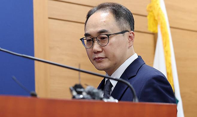이원석 검찰총장이 지난 2일 서울 서초구 대검찰청 기자실에서 더불어민주당의 '비위 의혹' 검사 4명에 대한 탄핵소추안 제출에 따른 입장 발표를 하기 위해 단상으로 향하고 있다. 뉴스1
