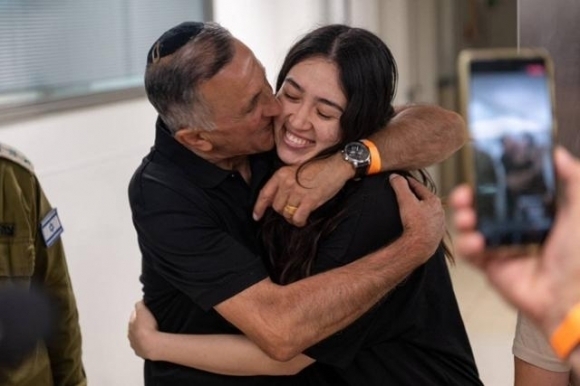 지난달 8일 245일만에 이스라엘군에 의해 구출돼 아버지와 재회한 아르가마니 UPI 연합뉴스