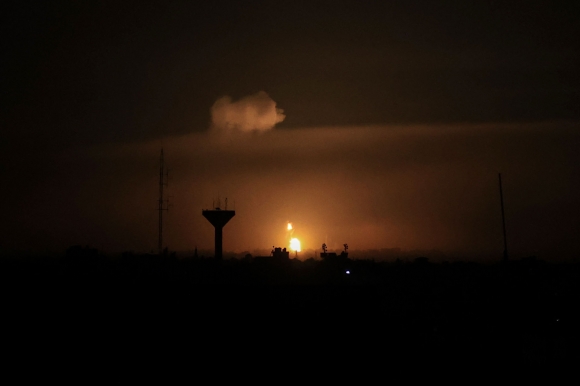 지난해 12월 이스라엘군이 가자지구 남부 칸 유니스 인근 지역에 공습을 단행한 이후 불꽃이 치솟고 있다. AFP 연합뉴스 자료사진