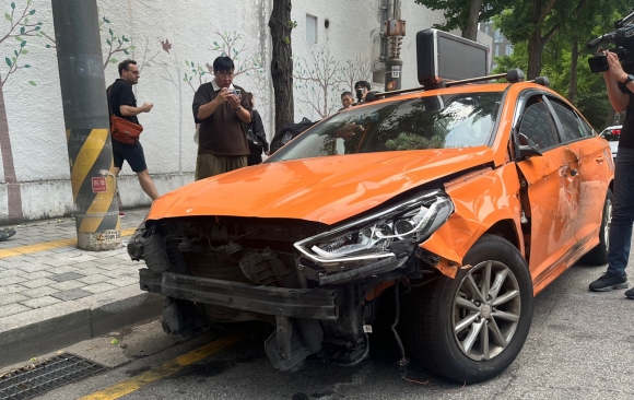 지난 3일 서울 중구 국립중앙의료원 앞 도로변에 사고를 낸 택시가 세워져 있다. 2024.7.3 뉴스1