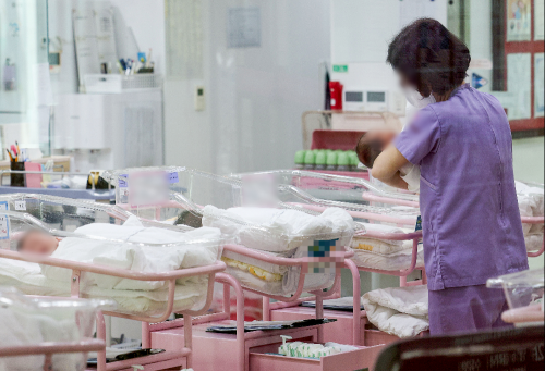 분기 출산율이 처음으로 0.6명대로 떨어지며 저출산 현상이 이어지고 있는 가운데 28일 오후 서울 시내 한 산후조리원 신생아실에서 간호사 등 관계자가 신생아들을 돌보고 있다.