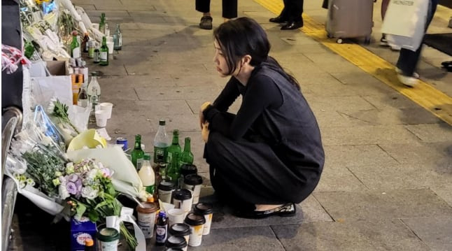 김건희 여사가 3일 밤 시청역 사고현장에서 추모하는 모습. ⓒ인터넷 커뮤니티