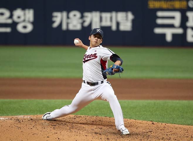 항저우 아시안게임 야구대표팀 박영현이 26일 고척스카이돔에서 열린 상무와의 평가전에서 힘껏 투구하고 있다. 2023.9.26/정지윤 선임기자