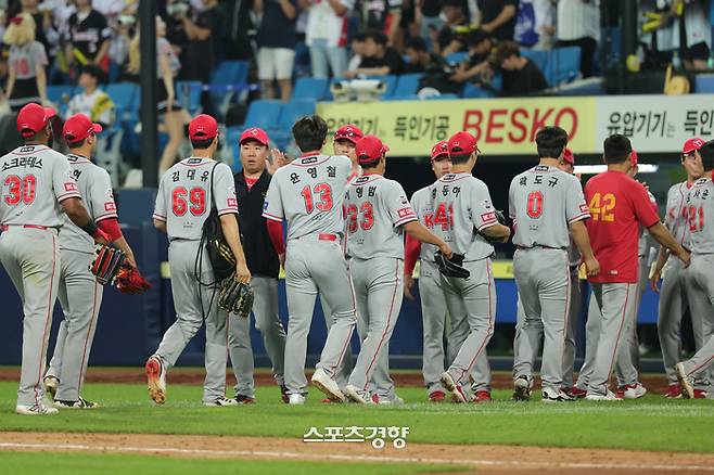 KIA 선수단이 지난 3일 대구 삼성전 승리 뒤 하이파이브 하고 있다. KIA 타이거즈 제공