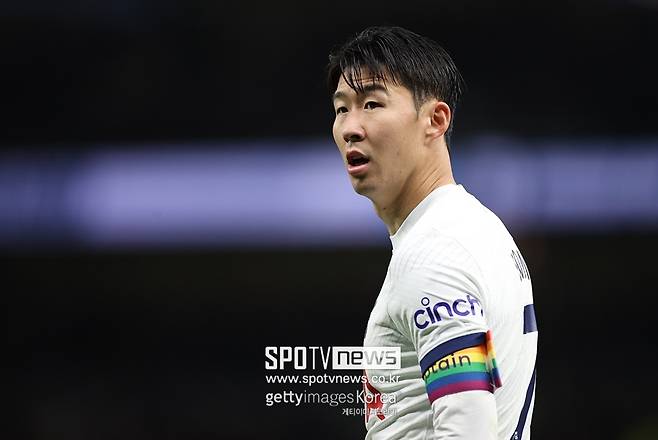 ▲ 토트넘은 손흥민과 기존 계약서에 포함됐던 1년 연장 팀 옵션을 발동한다. 양측의 기존 계약은 2025년 여름 끝난다. 지난해 여름부터 재계약 협상을 벌였지만 양측이 원하는 결과는 나오지 않았다. 결국 토트넘은 팀 옵션을 발동했다. 토트넘이 장기 계약을 위한 디딤돌로 사용했다는 의견도 있지만 주로 토트넘이 이적까지 고려한 행보라 예상한다.영국 현지에선 내년 여름 손흥민이 사우디아라비아로 거액의 이적료를 기록하고 떠날 수 있다는 보도까지 나오고 있다.