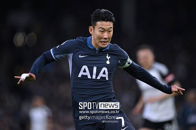 ▲ 토트넘은 손흥민과 기존 계약서에 포함됐던 1년 연장 팀 옵션을 발동한다. 양측의 기존 계약은 2025년 여름 끝난다. 지난해 여름부터 재계약 협상을 벌였지만 양측이 원하는 결과는 나오지 않았다. 결국 토트넘은 팀 옵션을 발동했다. 토트넘이 장기 계약을 위한 디딤돌로 사용했다는 의견도 있지만 주로 토트넘이 이적까지 고려한 행보라 예상한다. 영국 현지에선 내년 여름 손흥민이 사우디아라비아로 거액의 이적료를 기록하고 떠날 수 있다는 보도까지 나오고 있다.