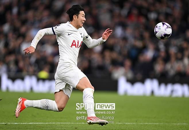 ▲ 토트넘은 손흥민과 기존 계약서에 포함됐던 1년 연장 팀 옵션을 발동한다. 양측의 기존 계약은 2025년 여름 끝난다. 지난해 여름부터 재계약 협상을 벌였지만 양측이 원하는 결과는 나오지 않았다. 결국 토트넘은 팀 옵션을 발동했다. 토트넘이 장기 계약을 위한 디딤돌로 사용했다는 의견도 있지만 주로 토트넘이 이적까지 고려한 행보라 예상한다. 영국 현지에선 내년 여름 손흥민이 사우디아라비아로 거액의 이적료를 기록하고 떠날 수 있다는 보도까지 나오고 있다.