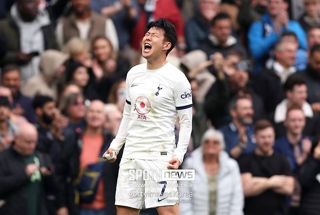 ▲ 토트넘은 손흥민과 기존 계약서에 포함됐던 1년 연장 팀 옵션을 발동한다. 양측의 기존 계약은 2025년 여름 끝난다. 지난해 여름부터 재계약 협상을 벌였지만 양측이 원하는 결과는 나오지 않았다. 결국 토트넘은 팀 옵션을 발동했다. 토트넘이 장기 계약을 위한 디딤돌로 사용했다는 의견도 있지만 주로 토트넘이 이적까지 고려한 행보라 예상한다. 영국 현지에선 내년 여름 손흥민이 사우디아라비아로 거액의 이적료를 기록하고 떠날 수 있다는 보도까지 나오고 있다.