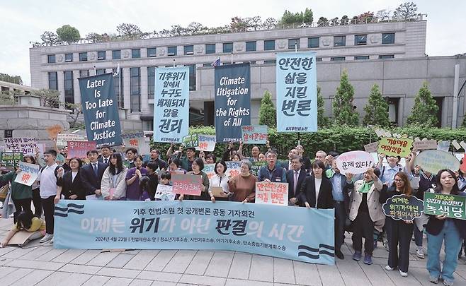 기후위기를 해결하기 위해선 정치적인 목소리를 내는 게 중요하다.[사진=뉴시스]