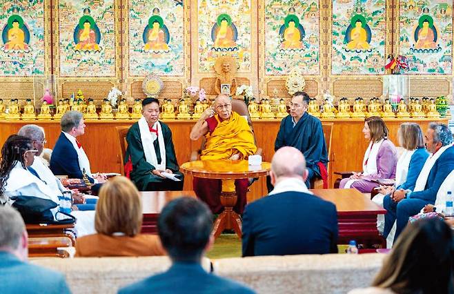 달라이 라마 14세(가운데)가 6월 19일 미국 의회 대표단과 대화하고 있다. [티베트 망명정부]