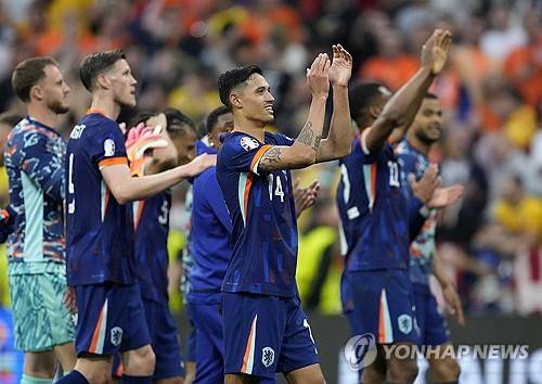 영국 언론 더 선이 지난 3일(한국시간) 중계방송사 BBC가 네덜란드 라커 룸을 보여주다 실수로 한 선수의 엉덩이가 노출되는 사고가 일어났다고 전했다.&nbsp;  방송사고가 일어난 해당 경기는 이날 오전 1시 독일 뮌헨에 있는 푸스발 아레나 뮌헨에서 열린 UEFA 유로 2024 16강 네덜란드와 루마니아의 경기다. 연합뉴스