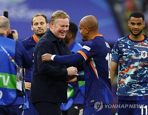 영국 언론 더 선이 지난 3일(한국시간) 중계방송사 BBC가 네덜란드 라커 룸을 보여주다 실수로 한 선수의 엉덩이가 노출되는 사고가 일어났다고 전했다.&nbsp;  방송사고가 일어난 해당 경기는 이날 오전 1시 독일 뮌헨에 있는 푸스발 아레나 뮌헨에서 열린 UEFA 유로 2024 16강 네덜란드와 루마니아의 경기다. 연합뉴스